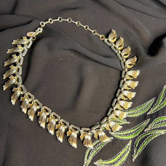 LISNER VTG Beautiful Gold Tone Metal statement Choker. - Picture 4 of 7